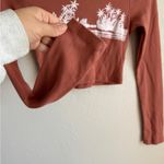 Billabong Salmon Pink Beach Graphic Long Sleeve Cropped Tee Womens XS Coastal Photo 2