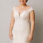 Elegant Lace Wedding Dress White Size 8 Photo 0