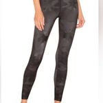 Ultracor  High Silk Camo Knockout Legging. Photo 3