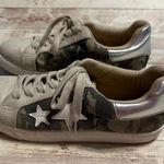 Soda  Camo Sneakers Size 8.5 Silver Photo 4
