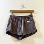 Vuori  Women's Clementine Short 2.0 Mid Rise  Activewear Running Size XS Gray Photo 2