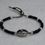 Source Unknown Snazzy Chic Black White Beaded Silver Tone Charm Like New Casual Unisex Bracelet Photo 0