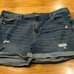 Old Navy  women’s boyfriend mid rise distressed jean shorts size 18 . Photo 0