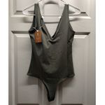 Reoria NWT Women's Size Medium Green Wide V Photo 1