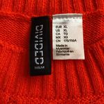 Divided stripped cropped sweater vest in vibrant colors. Photo 3