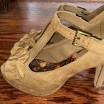 G by Guess Guess tan ruffled heels Photo 3