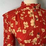 Tyler Boe red floral print blouse size 8 %100 viscose Photo 2