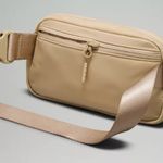 Lululemon  Everywhere mini 1L Belt Bag in trench NWT Photo 3