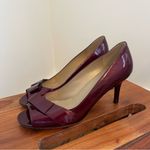 Stuart Weitzman Burgundy Red Patent Leather Bow Heel Feminine 7.5 Peep Toe Photo 1