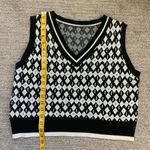 New Black/White V Photo 3