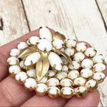 Vintage Unsigned White Milk Glass Oval Flower top Brooch Photo 3