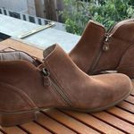 Munro  Niko Zipped Womens Suede Booties Size 11M Photo 0