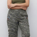 st. john's bay  Women's Capri Pants Camo Floral Embroidered Drawstring Leg Size 20 Photo 0