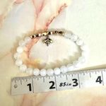 Avon white garden charm bee stretch bracelet Photo 2