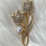 Brooch Floral Gold Tone With Clear Crystals and Faux Pearl Accent New Photo 3