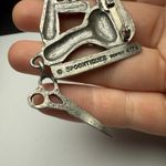 Spoontiques Hairstylist Tools Hairdryer Mirror Brooch Pin Pewter Tone Signed Silver Photo 9