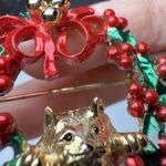 AJC Kitty Cat & Christmas Holly Berry Wreath Enamel Brooch Pin Gold Tone Signed Photo 4