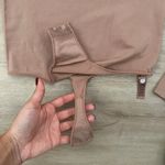 SKIMS  ESSENTIAL LONG SLEEVE SCOOP NECK BODYSUIT | TIGERS EYE Photo 5