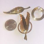 Lot of 3 Vintage Gold Tone Faux Pearl Leaves & Round Brooch Shoulder Pins Photo 2