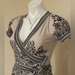 BCBG MaxAzria Jersey Kent RapFront Top SZ XS Cream Color W Black Floral … Photo 2