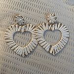 Elegant White Heart Photo 0