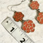Silver tone orange floral earrings Photo 3