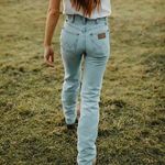 Wrangler  Women's Cowboy Cut Slim Fit Jean in Bleach NWOT Size 11 x 34 Photo 1