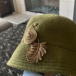 None Vintage green wool hat with gold brooches Photo 1