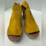 Gentle Souls NWOT ! By Kenneth cole Wedge Sandals size 9M Photo 4