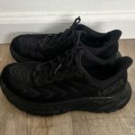 Hoka  Women’s All Black Arahi 7 Sneaker Size 7.  Photo 1