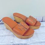 Tory Burch INES Wedge/Slide TAN/ SPARK GOLD Size 7.5 Photos 1-3 are stock photos Photo 3