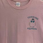 Gildan  Tennessee Aquarium pink logo womens T-shirt size M Photo 2