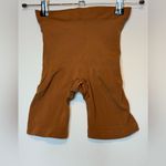 SKIMS NWOT SEAMLESS SCULPT MID THIGH SHORT Photo 3