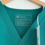 FIGS  Women's Catarina One Pocket Scrub Top in Hunter Green, Size Medium Photo 9