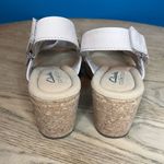 Clarks  Giselle Dove Womens Cork Buckle Sand Nubuck Slingback Sandals Size 8.5 Photo 5