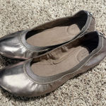 Bandolino NWOT  Shimmering Silver Flats size 9 Photo 0