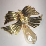 Vintage Gold Tone Off White Baroque Faux Pearl Brooch Shoulder Pin Photo 1
