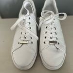 Tommy Hilfiger women's Solid White Leather Sneaker size 9 casual shoe Photo 1