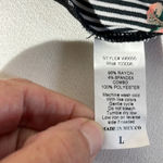 Discreet  Women’s blouse NWT sleeveless.            Size L Photo 3