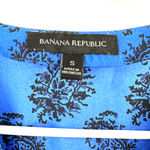 Banana Republic  size small short sleeve blouse blue paisley print v neck‎ Photo 4