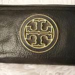Tory Burch | Amanda Continental Zip-around wallet Black Pebbled Leather Gold Photo 2