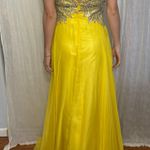 Yellow formal gown Size 8 Photo 1