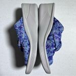 Bzees  7W Blue Tie DyeBow Embellished Washable Slide Sandals Photo 4