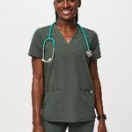FIGS Women's Moss Casma™ - Three-Pocket Scrub Top Photo 2