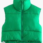 Green Cropped Puffer Vest Photo 1