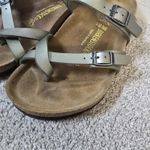 Birkenstock Women's Yara Sandal Metallic Green Strap Narrow Sz 38 L7M5 Vacation Photo 1