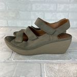 Clarks Sandals Womens 7.5 Gray Sage Reedly Juno Wedge Nubuck Strappy Open Toe Photo 4