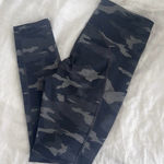 Athleta  Ultimate Camo 7/8 Tight Photo 0
