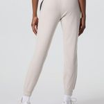 Vuori  women’s performance jogger ecru heather size X-Large Photo 2