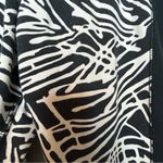 Nike ⭐️ black and white abstract pattern athletic leggings size medium Photo 4